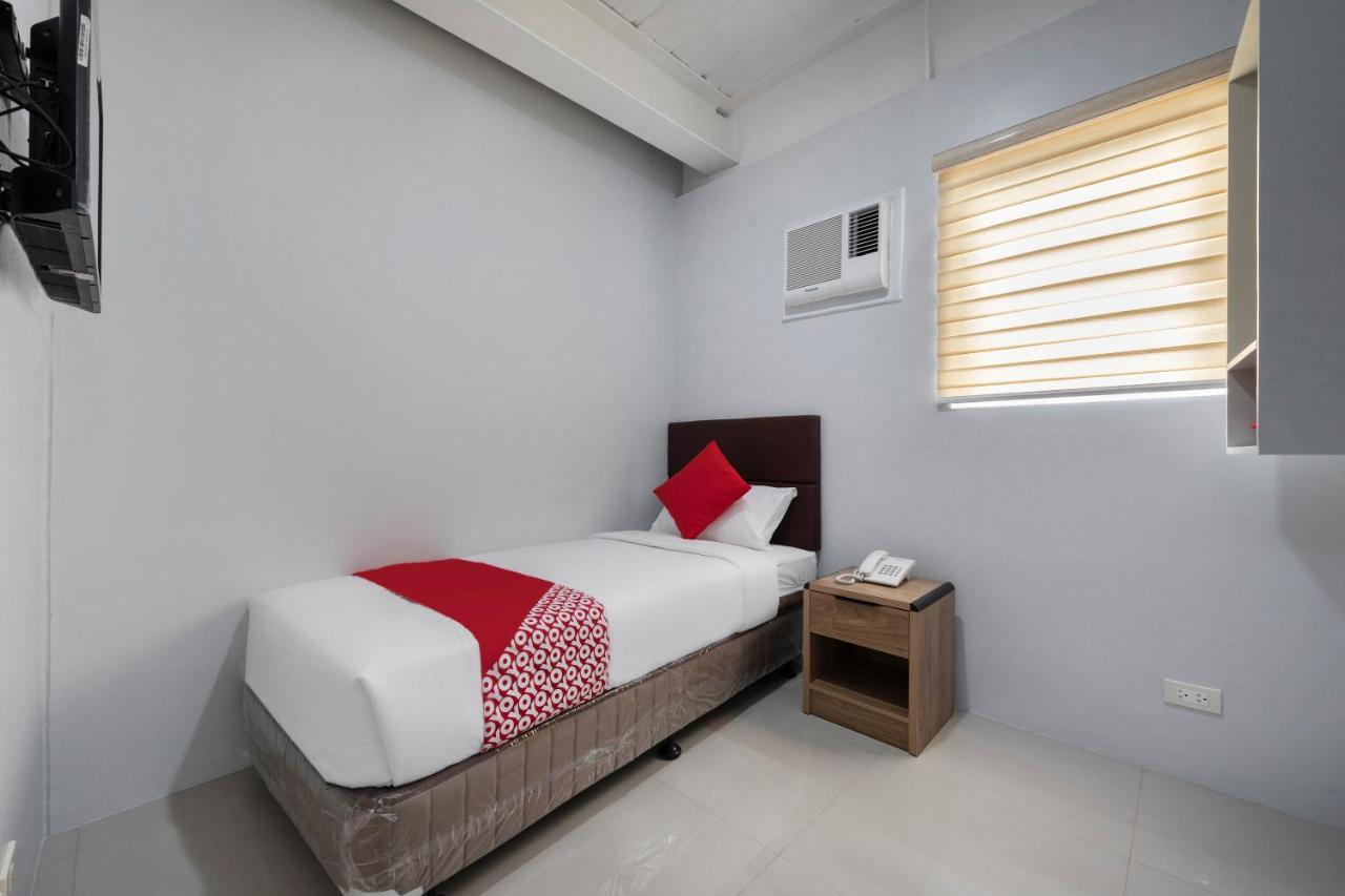 OYO 515 Finnex Hotel Mandaluyong Buitenkant foto