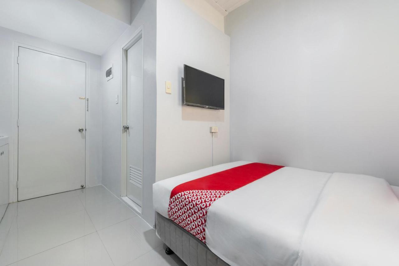 OYO 515 Finnex Hotel Mandaluyong Buitenkant foto