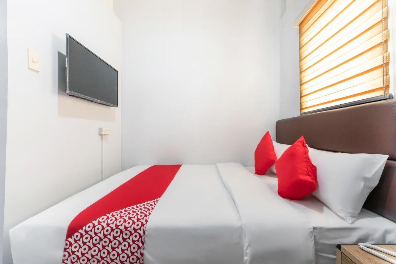 OYO 515 Finnex Hotel Mandaluyong Buitenkant foto
