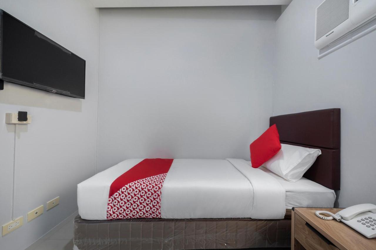 OYO 515 Finnex Hotel Mandaluyong Buitenkant foto