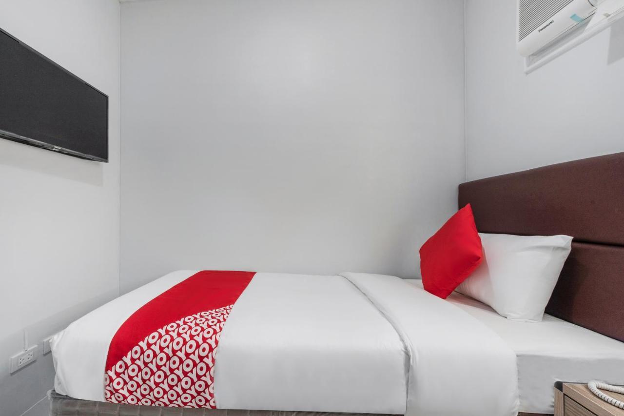 OYO 515 Finnex Hotel Mandaluyong Buitenkant foto