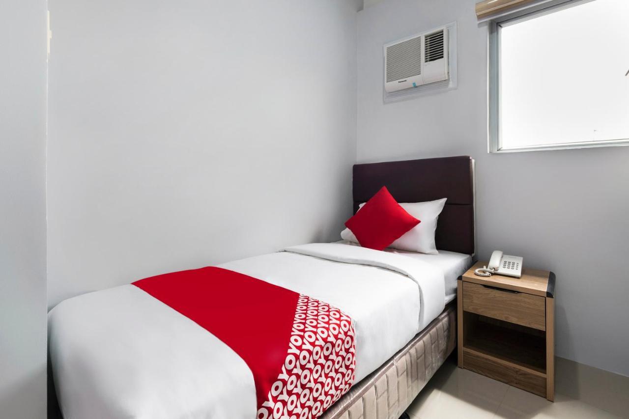 OYO 515 Finnex Hotel Mandaluyong Buitenkant foto