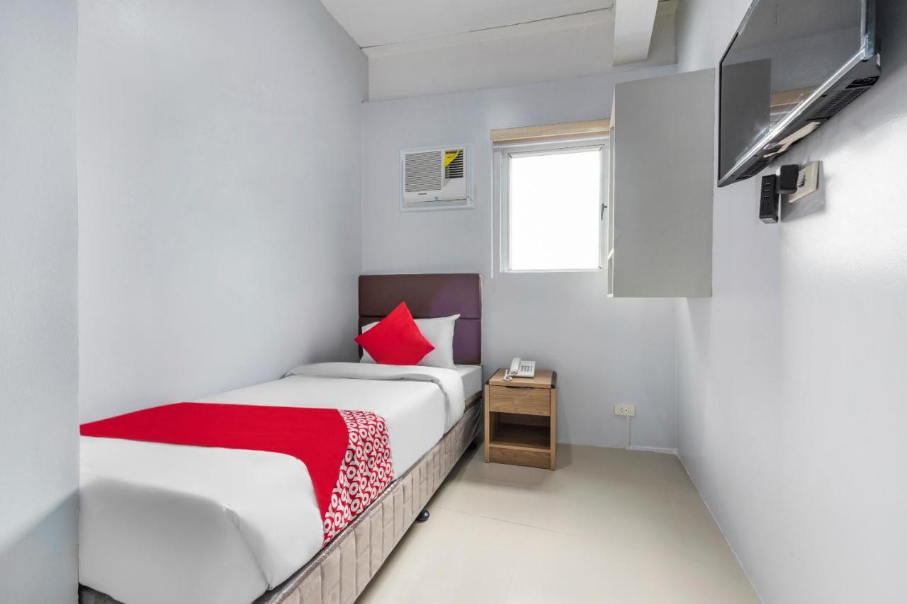 OYO 515 Finnex Hotel Mandaluyong Buitenkant foto