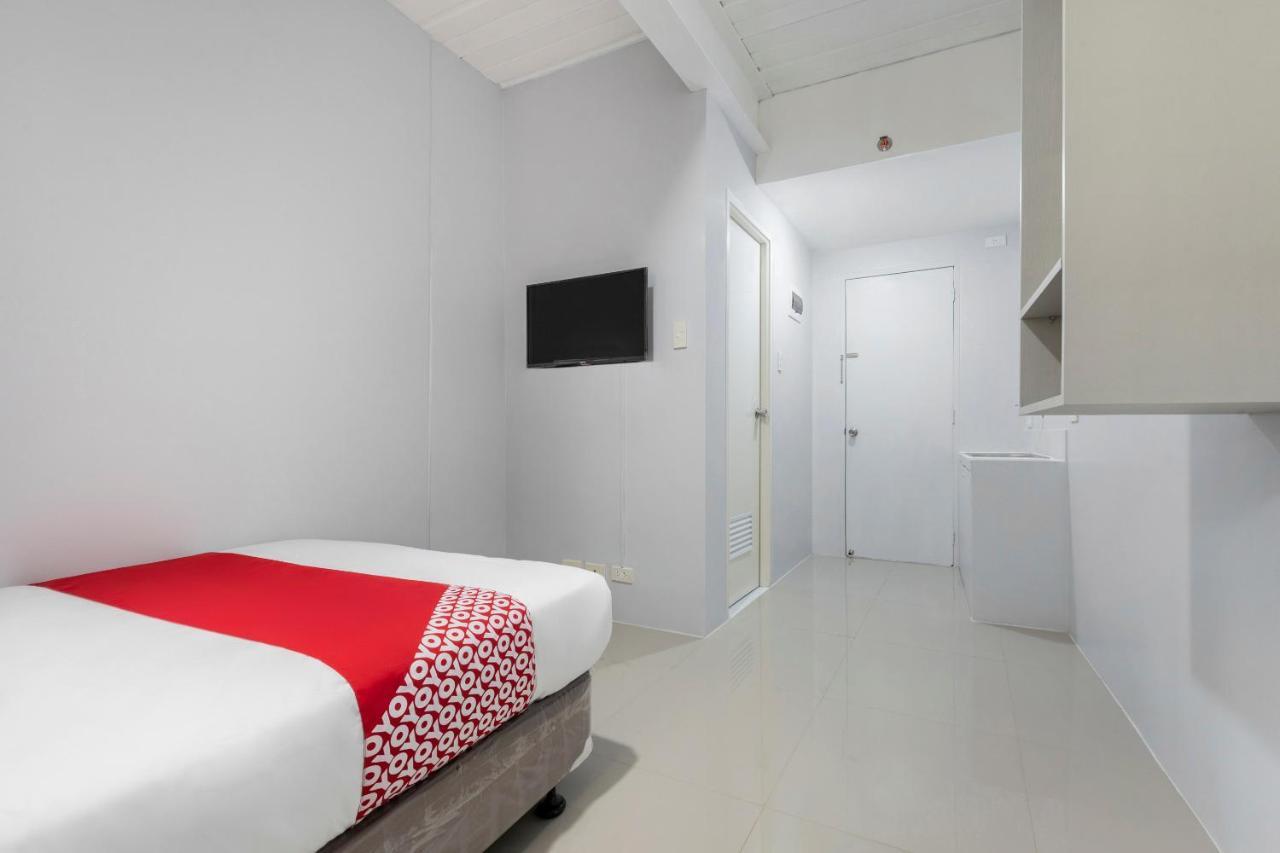 OYO 515 Finnex Hotel Mandaluyong Buitenkant foto