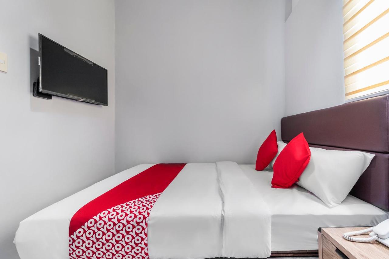 OYO 515 Finnex Hotel Mandaluyong Buitenkant foto